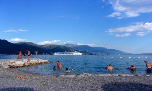 Zdjęcie CZARNOGÓRA / Boka Kotorska / Bijela / Prom na horyzoncie