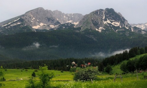 Zdjecie CZARNOGRA / Durmitor / okolice miasteczka abljak / przed noc...
