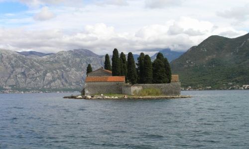 Zdjęcie CZARNOGÓRA / boka  / wyspa na zatoce / wyspa