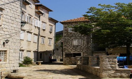Zdjęcie CZARNOGÓRA / wybrzeże Czarnogóry / Petrovac / Kamienice....