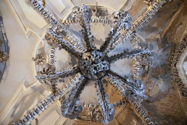 Zdjęcia: kostnica, Kutna Hora, Żyrandol z ludzkich kości, CZECHY Zdjęcia: kostnica, Kutna Hora, Żyrandol z ludzkich kości, CZECHY