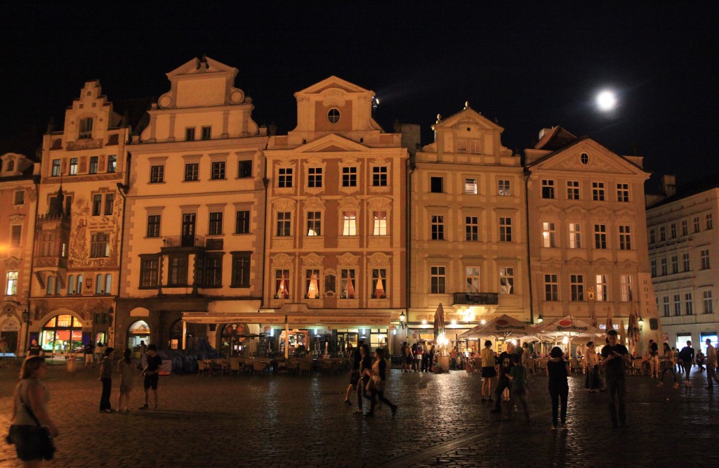 Zdjęcia: Kamieniczki na Placu Staromiejskim, Praga, Pod księżycem, CZECHY Zdjęcia: Kamieniczki na Placu Staromiejskim, Praga, Pod księżycem, CZECHY