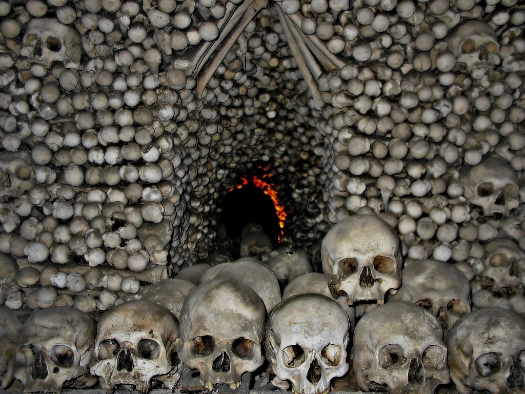 Zdjęcia: Kaplica czaszek , Kutna Hora , Gdzie mnie światło zaprowadzisz...  , CZECHY Zdjęcia: Kaplica czaszek , Kutna Hora , Gdzie mnie światło zaprowadzisz...  , CZECHY