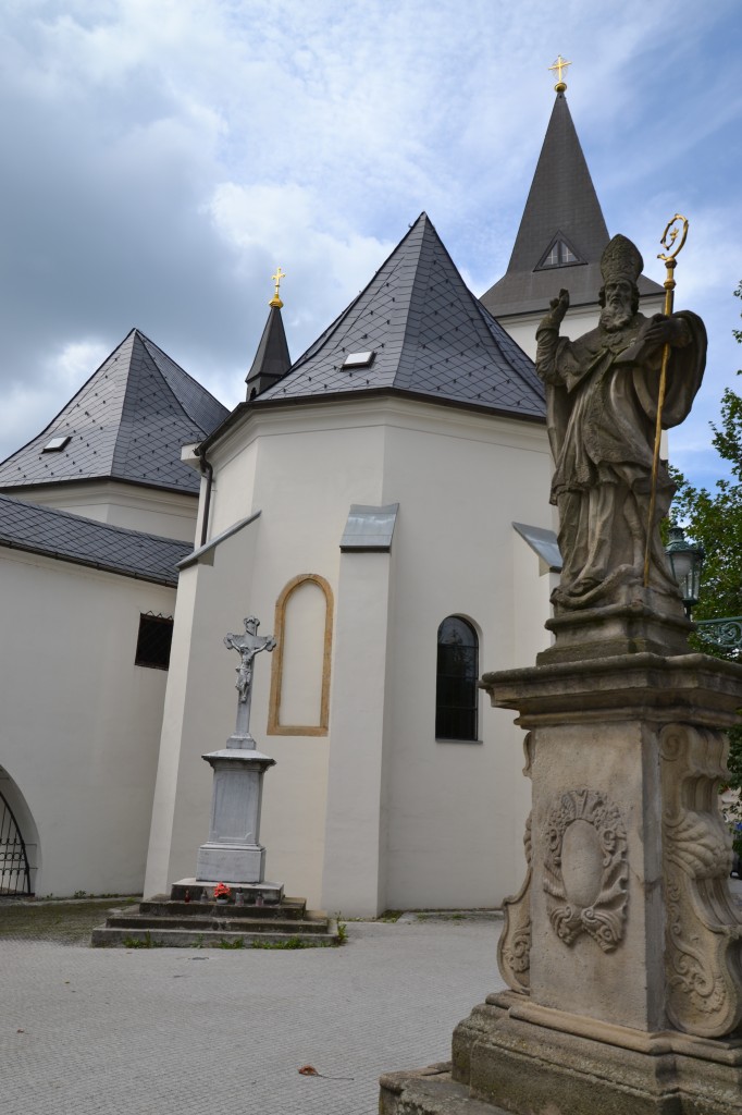 Zdjęcia: Karvina - Frysztat, Śląsk Cieszyński, Św. Patryk przed frysztackim kościołem, CZECHY Zdjęcia: Karvina - Frysztat, Śląsk Cieszyński, Św. Patryk przed frysztackim kościołem, CZECHY