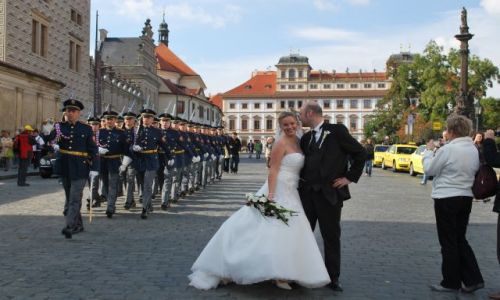 Zdjecie CZECHY / - / Praga-Hradczany / Czyby chcieli doczy do mundurowych???