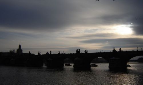 Zdjecie CZECHY / brak / Praga / Most Karola o zmierzchu