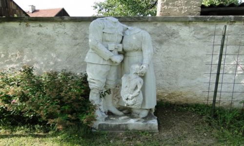 Zdjęcie CZECHY / Góry Opawskie / Pomnik na cmentarzu / Stracili głowę dla dziecka