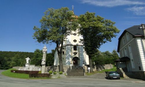 Zdjęcie CZECHY / Góry Opawskie  / Stara Czerwena Woda / Kościółek wśród drzew