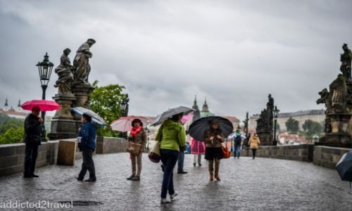 CZECHY / Praga / Most Karola / Deszczowa Praga