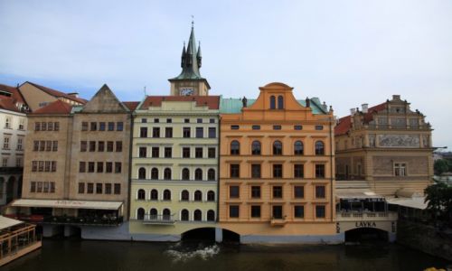 Zdjcie CZECHY / Praga / Most Karola / Kamieniczki nad Wetaw