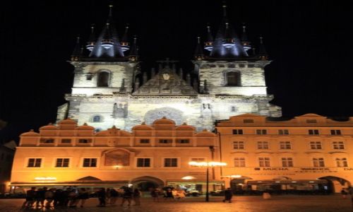 CZECHY / Praga / Rynek Staromiejski / Koci Najwitszej Marii Panny przed Tynem, noc