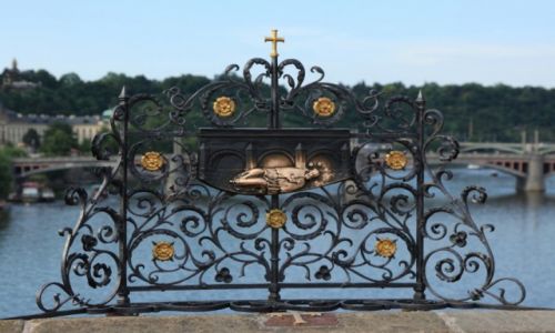 Zdjcie CZECHY / Praga / Most Karola / Miejsce stracenia w. Jana Nepomucena
