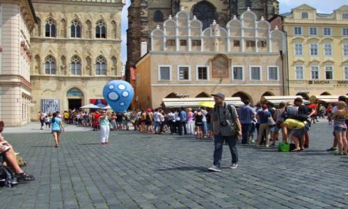Zdjęcie CZECHY / Praga / Praga / Kolejka na wystawę Tima Burtona
