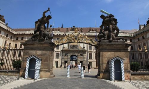 Zdjecie CZECHY / Praga / Hradczany / Brama z rzebami walczcych gigantw 