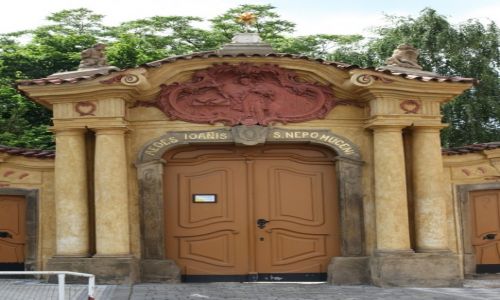 Zdjcie CZECHY / Praga / Nowe Miasto / Portal kocioa w. Jana Nepomucena