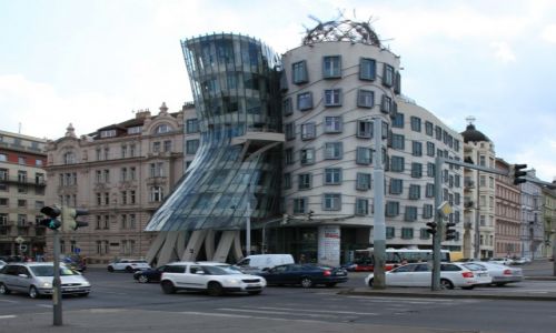 Zdjcie CZECHY / Praga / Nowe miasto / Taczcy dom