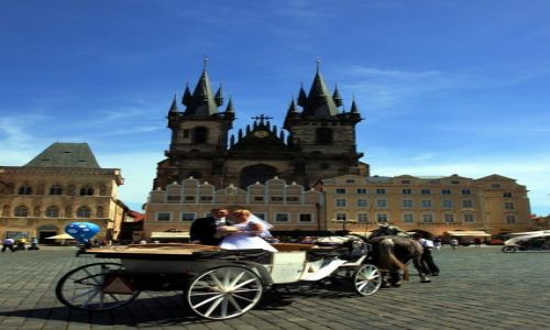 Zdjęcie CZECHY / Praga / Rynek Staromiejski / Młoda para