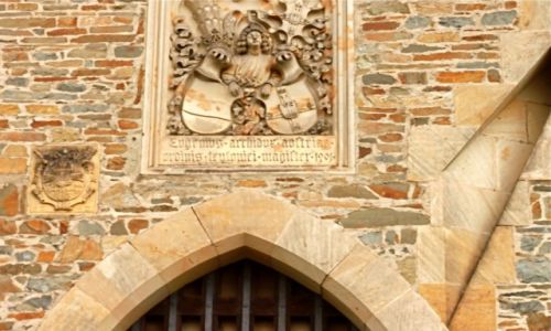 Zdjcie CZECHY / Morawy / Bouzov / Zamek Bouzv, portal nad bram