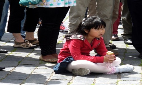 Zdjecie CZECHY / Kraj rodkowo Czeski / Praga / Maa turystka z Japonii na rynku.