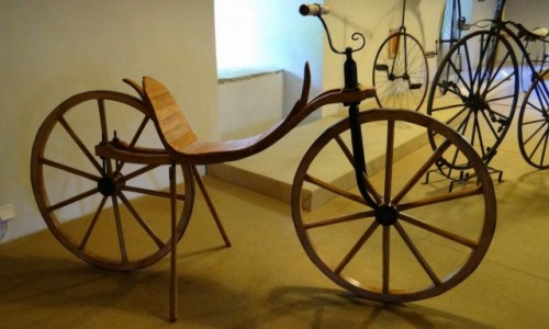 Zdjcie CZECHY / Pardubick kraj / Nov Hrady / Muzeum cyklistyki - drewniany rower
