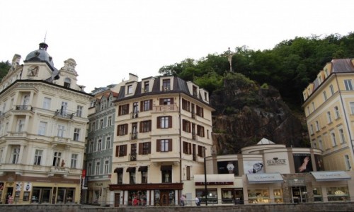 Zdjęcie CZECHY / Czechy / Karlovy Vary / Karlovy Vary (Karlowe Wary) krzyż na skale