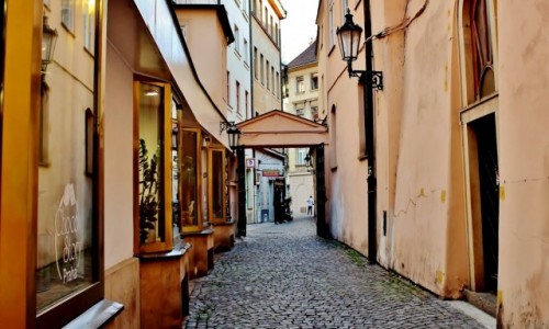 Zdjecie CZECHY / Kraj rodkowoczeski / Praga / Uliczka w Pradze