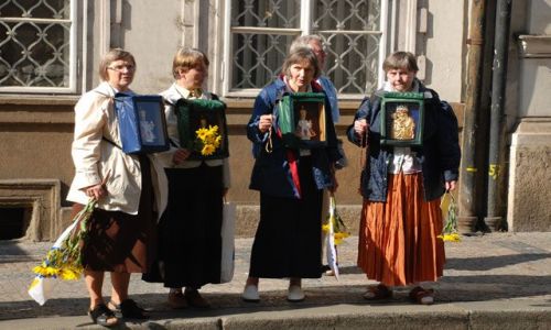 Zdjecie CZECHY / brak / Praga / Kobiety oczekujące na przejazd papieża Benedykta XVI ulicami Pragi