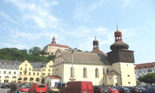 Zdjcie CZECHY / Hradecki Kraj / Nachod / Rynek z kocioem i zamek