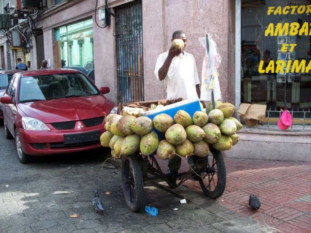 Zdjęcia: Santo Domingo, Santo Domingo, Sprzedawca kokosów, DOMINIKANA Zdjęcia: Santo Domingo, Santo Domingo, Sprzedawca kokosów, DOMINIKANA