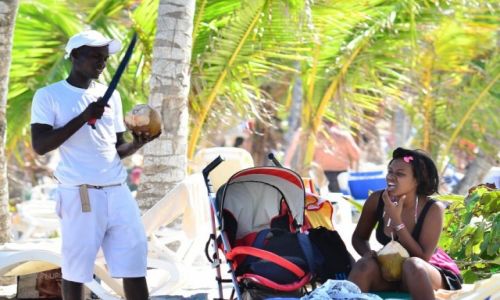 Zdjcie DOMINIKANA / Punta Cana / Plaa Bavaro / sprzedawca kokosw