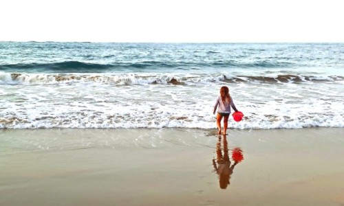 Zdjcie DOMINIKANA / Puerto Plata / Cabarete  / Dziewczynka z czerwonym wiaderkiem