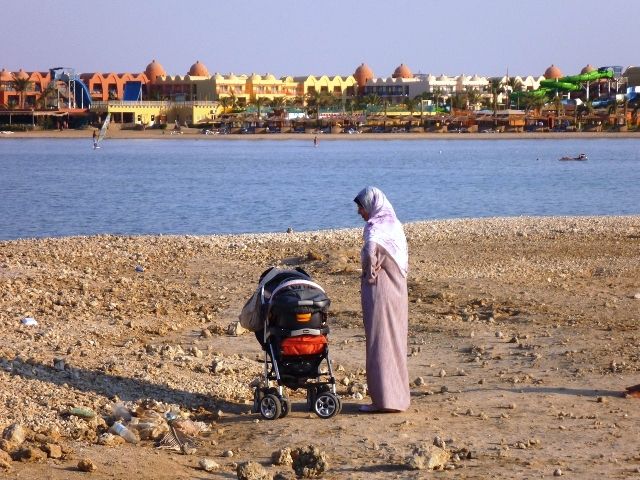 Zdjęcia: Gdzieś na plaży, Młoda mama, EGIPT Zdjęcia: Gdzieś na plaży, Młoda mama, EGIPT
