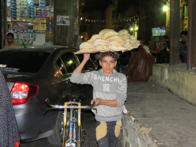 Zdj cia: Kair, Afryka, logistyka na Chan Al Chalili chleb, EGIPT Zdj cia: Kair, Afryka, logistyka na Chan Al Chalili chleb, EGIPT