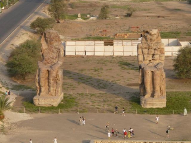 Zdjęcia: Luxor, środkowy Egipt, Kolosy Memnona, EGIPT Zdjęcia: Luxor, środkowy Egipt, Kolosy Memnona, EGIPT