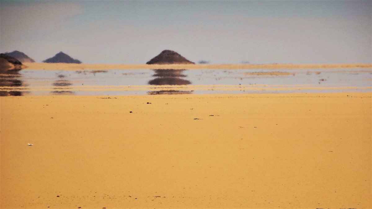 Zdjęcia: pustynia po drodze z Abu Simbel do Asuanu, Asuan, Fatamorgana, EGIPT Zdjęcia: pustynia po drodze z Abu Simbel do Asuanu, Asuan, Fatamorgana, EGIPT