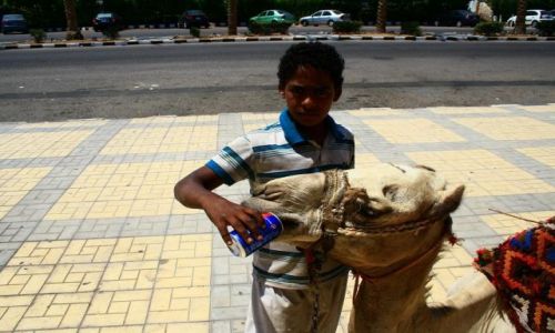 Zdjecie EGIPT / Sharm El Sheikh / Przed MArketem / Wcinajc Pepsi:)