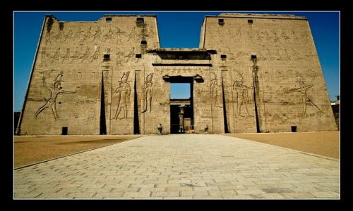 Zdjecie EGIPT / brak / Edfu / Entrance - Take me, thrill me...