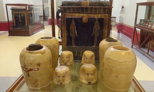 Zdjcie EGIPT / Kair / Kair - Muzeum Egipskie / urny kanopskie