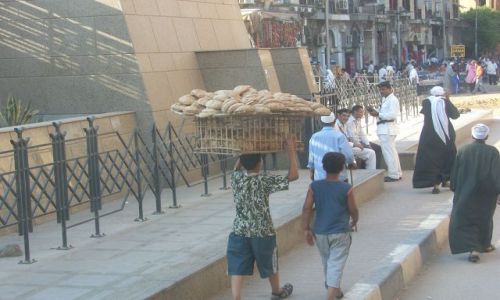 Zdjęcie EGIPT / Kair / okolice bazaru El Khalili / mobilna piekarnia
