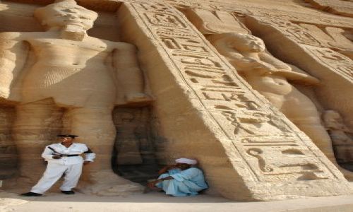 Zdjecie EGIPT / Nubia / Abu Simbel / odpoczynek w cieniu świątyni