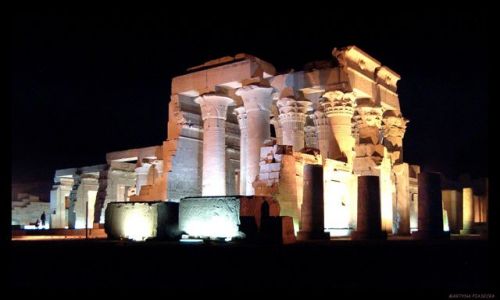 Zdjcie EGIPT / Kom Ombo / witynia Sobka / witynia noc