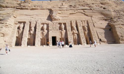 Zdjecie EGIPT / ABU SMIBEL  / ABU SMIBEL  /  Mal Swiatyni HATHOR zbudowan w intencji Netefari02