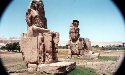 Zdjecie EGIPT / - / okolice Deir el-Bahari / KOLOSY MEMNONA.