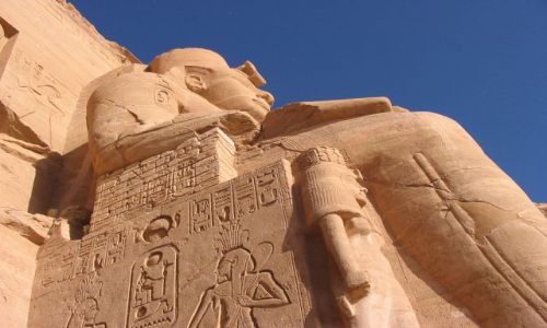 Zdjcie EGIPT / Grny Egipt / Abu Simbel / Ramzes II z perspektywy aby