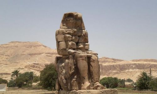 Zdjcie EGIPT / - / Luxor / Jeden z Kolosw
