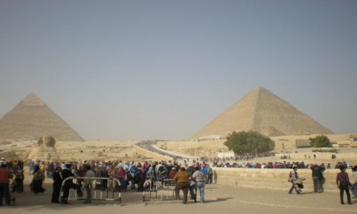 Zdjecie EGIPT / pnoc / Giza aktualnie dzielnica Kairu / Piramidy w Gizie- magicznym magnesem turystw.