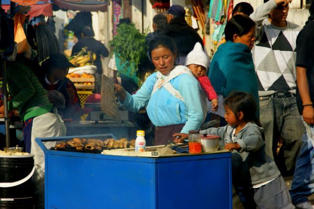 Zdjęcia: Otavalo, Otavalo, Pomaga mamie , EKWADOR Zdjęcia: Otavalo, Otavalo, Pomaga mamie , EKWADOR