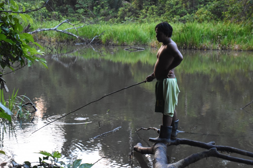 Zdjęcia: w pobliżu rzeki Shiripuno, Amazonia, Łowiący Indianin (Huaorani), EKWADOR Zdjęcia: w pobliżu rzeki Shiripuno, Amazonia, Łowiący Indianin (Huaorani), EKWADOR