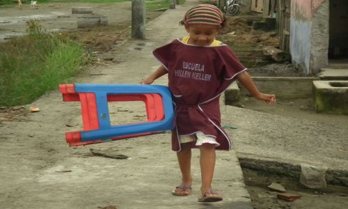 Zdjęcie EKWADOR / Esmeraldas / Muisne / W szkole przecież trzeba na czymś siedzieć..