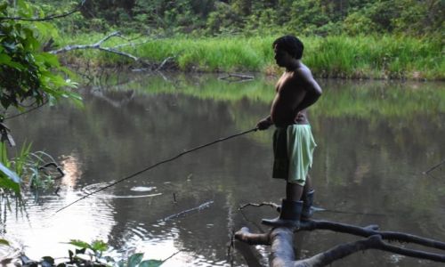 Zdjecie EKWADOR / Amazonia / w pobliu rzeki Shiripuno / owicy Indianin  (Huaorani)